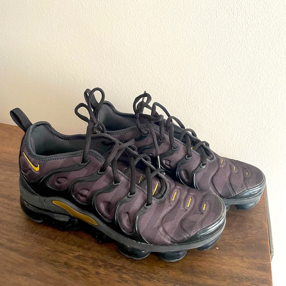 NIKE AIR VAPORMAX PLUS (BLACK/GOLD) MEN’S 7